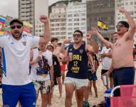 Hinchas de Boca en la playa de Copacabana, Río de Janeiro, Brasil