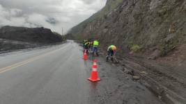 El personal del MTOP se ubica en zonas estratégicas para dar mantenimiento en las carreteras.