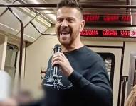 Captura de pantalla de video de Luis Font cantando en el metro de Madrid.