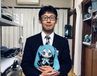 Akihiko Kondo se casó con Hatsune Miku, un holograma