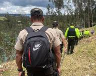 Policías buscan a las pequeñas incluso en bosques de Tulcán.