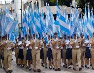 Estudiantes participan en el Pregón Cívico.