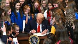 Donald Trump, firmando un nuevo decreto presidencial.