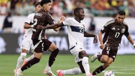 Moisés Caicedo en un partido amistoso contra México
