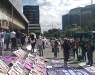 Activistas y colectivos apoyaron a Elizabeth Otavalo en las afueras del Complejo Judicial Norte.