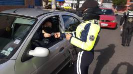Agente civil de tránsito realizando operativos de control.