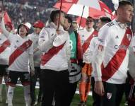 Los jugadores de River Plate celebraron el título argentino con sus hinchas en medio de la cancha.