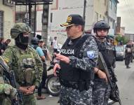 Imagen de Walter Villarroel, nuevo comandante policial de la Zona 8, junto a militares en el sector de Peca, noroeste de Guayaquil.