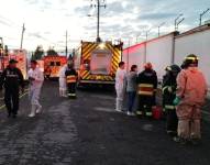 Los trabajadores fueron desinfectados de los químicos.