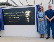 El vicepresidente de Ambiensa, Stefano Ferretti, el alcalde de Guayaquil, Aquiles Álvarez y Liliana Febres Cordero cortando la cinta de inauguración de la planta de tratamiento León Febres Cordero Ribadeneyra, el miércoles 29 de noviembre.