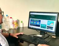 Adultos mayores recibiendo educación.