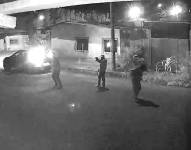 Imagen de un vídeo de una cámara de seguridad, de una balacera y posterior explosión en La Concordia, Santo Domingo.