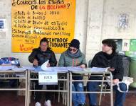 Personas participando en los centros de votación en Argentina.