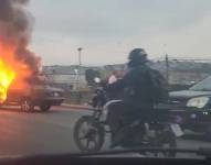 Foto de un carro incendiado en la Vía Perimetral, sentido norte-sur, pasando al Hospital Universitario.