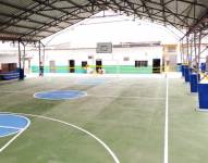 Foto de una cancha de fútbol de un colegio.