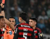 El árbitro chileno Piero Maza muestra una tarjeta roja al mediocampista ecuatoriano de Flamengo Gonzalo Plata durante el partido de vuelta de la semifinal de la Copa Libertadores