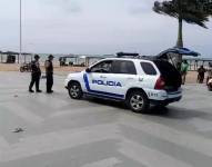 Imagen de policías presentes en el Malecón de la Playa de las Palmas, en Esmeraldas, tras un sicariato.