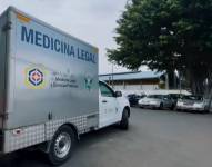 Imagen del carro de Medicina Legal tras un asesinato.