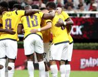 Los jugadores de Ecuador festejan un gol ante México en el estadio Akron de Guadalajara, el 14 de octubre de 2025