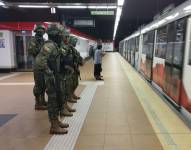 Personal del ejército resguarda la seguridad en el Metro de Quito.