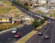 Más de 100 000 vehículos circulan diariamente en la avenida Simón Bolívar, oriente de Quito.