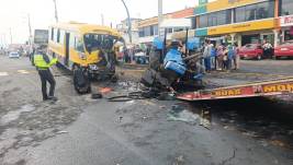 Un policía acudió a la zona del siniestro de tránsito.