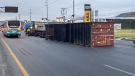 Hasta las 06:30, el contenedor aún obstaculizaba la circulación en la avenida León Febres Cordero.