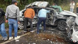 Dos personas fallecieron tras un choque en la vía a Papallacta, en el cantón Quijos, provincia de Napo.