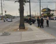 Foto de la escena del crimen en la avenida Francisco de Orellana, norte de Guayaquil, este lunes 17 de noviembre del 2025.