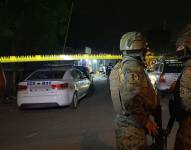 Miembros de las Fuerzas Armadas en el sector del allanamiento en Manta, Ecuador.