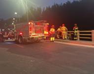Personal del Cuerpo de Bomberos Quito atienden la emergencia.