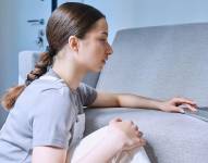 Adolescente en terapia en línea con su psicóloga.