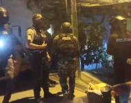 Imagen de policías participando de un allanamiento en la Zona 8, la madrugada de este viernes 14 de noviembre en Guayaquil.