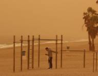 Imagen de archivo sobre la nube de polvo del Sahara que cubre una playa en México.