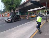 Agentes de tránsito controlan el tráfico en Quito.