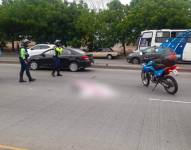 El hombre intentaba cruzar desde el Parque Samanes hacia la acera contraria. Debía sortear unos diez carriles.