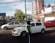 Un agente de tránsito gestiona la movilidad en la capital.