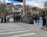 Plantón de estudiantes universitarios en Cuenca.