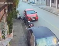 Momento en el que se roban las pertenencias de los policías