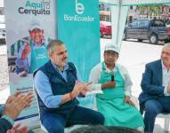 Directivos de BanEcuador y un trabajador en el anuncio del proyecto