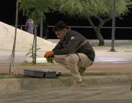 Imagen de un policía recabando un indicio balístico.