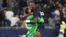 Willian Pacho celebrando eltítulo.