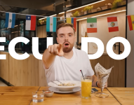 Ibai probando el encebollado.