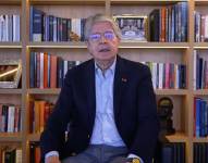 Guillermo Lasso durante un video en el que anuncia su programa de becas.