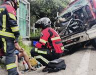 Los paramédicos del Cuerpo de Bomberos atienden al chofer del vehículo pesado.