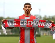 Jeremy Sarmiento posando con los colores de su nuevo club.