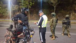 Un agente de tránsito realiza un control a un motociclista.