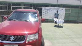 El sospechoso junto al vehículo en el que se habría perpetrado el secuestro exprés.