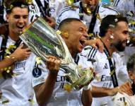 Kylian Mbappé con el trofeo de la Supercopa de Europa 2024/2025