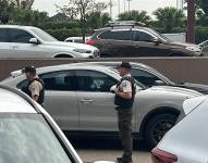 Imagen del auto acribillado en la Vía Samborondón, la mañana de este miércoles 26 de noviembre.